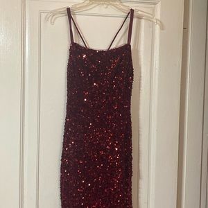 A full length burgundy, thin strips, low back with a netting. It’s not purple.